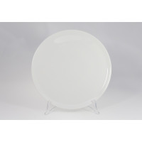 Biały, okrągły talerz do pizzy TINA marki Lubiana o średnicy 33 cm, ustawiony na przezroczystym stojaku na jasnym tle. Klasyczna, gładka porcelana w widoku