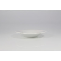 Biały talerz głęboki Jupiter marki Lubiana o średnicy 23 cm. Minimalistyczne naczynie z porcelany o gładkiej powierzchni, ujęte z profilu na jasnym tle.