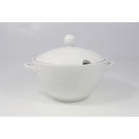 Biała porcelanowa waza Lubiana Kaszub o pojemności 3 litrów z pokrywką i uchwytami, ukazana na wprost na jasnym tle. Klasyczne naczynie z wycięciem na łyżkę.
