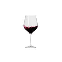 Kieliszek do wina czerwonego typu burgund z serii Splendour marki Krosno Glass o pojemności 900 ml, wypełniony wirującym czerwonym winem na białym tle.