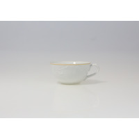 Biała porcelanowa filiżanka do herbaty 0,22 l z serii 3604 ROCOCO marki Ćmielów. Naczynie z subtelnym tłoczonym wzorem, wykończone delikatną złotą linią na