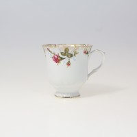 Porcelanowa filiżanka 0,40 l z kolekcji Iwona Złota róża marki Chodzież. Białe naczynie zdobione motywem róż, złotym rantem i delikatnym reliefem na krawędzi.