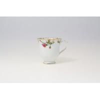 Biała porcelanowa filiżanka Chodzież Iwona B013 o pojemności 0,40 l, ozdobiona motywem róż i delikatnym złotym wykończeniem na krawędzi oraz stopce. Widok z