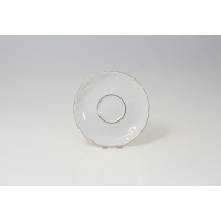 Biały spodek do filiżanki do herbaty 0,22 l z serii Rococo marki Ćmielów. Porcelanowe naczynie z delikatnym tłoczonym wzorem na obrzeżu i złotą linią wokół
