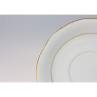 Zbliżenie na biały porcelanowy spodek 16 cm do bulionówki B014 Kamelia marki Chodzież. Widoczny delikatny relief na obrzeżu oraz eleganckie złote zdobienie