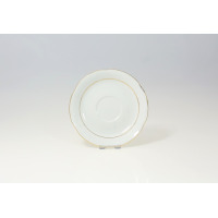 Biały porcelanowy spodek Chodzież B014 Kamelia o średnicy 15,5 cm. Naczynie z delikatnym złotym zdobieniem na obrzeżu i subtelnym tłoczonym wzorem na rancie.