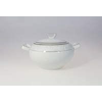 Biała porcelanowa waza Chodzież E606 Yvonne o pojemności 3 l z pokrywką. Naczynie posiada eleganckie srebrne zdobienia w formie roślinnych ornamentów i linii.