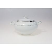 Biała porcelanowa waza Chodzież E606 Yvonne o pojemności 3 litrów z pokrywką, ozdobiona subtelnym srebrnym wzorem roślinnym i srebrnymi liniami na krawędziach.