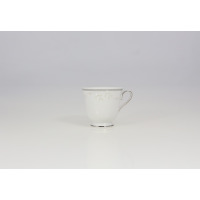 Biała porcelanowa filiżanka Ćmielów B601 Astra o pojemności 0,25 l. Naczynie zdobi delikatny roślinny motyw oraz srebrne wykończenie rantu i podstawy. Widok z