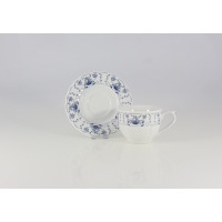 Filiżanka 0,35 l ze spodkiem Lubiana 6101 Maria Kaszubska z białej porcelany, ozdobiona delikatnym niebieskim wzorem kwiatowym, ustawiona na białym tle.