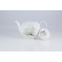Biały porcelanowy czajnik Lubiana 1,30 l z serii 6474 Magnolia. Naczynie o obłym kształcie zdobione subtelnym motywem kwiatowym, widoczne z odłożoną pokrywką.