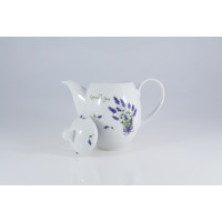 Biały porcelanowy imbryk Lubiana Venus o pojemności 1,35 l z motywem lawendy i napisem Lavandula Spica. Widok z boku z odłożoną pokrywką obok naczynia.