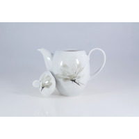 Biały porcelanowy imbryk Lubiana 1,35 l z serii 6474 Magnolia. Naczynie z subtelnym motywem kwiatowym i odłożoną obok pokrywką, widok z boku na jasnym tle.