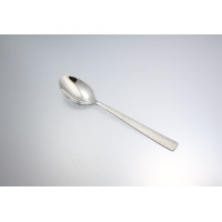 Srebrna łyżka obiadowa Amefa 8010 JEWEL o błyszczącej powierzchni. Rękojeść wyróżnia się elegancką, drobno teksturowaną fakturą, widoczną w ujęciu z góry.