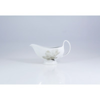 Biała porcelanowa sosjerka Lubiana 0,30 l z serii 6474 Magnolia. Naczynie o eleganckim kształcie ozdobione subtelnym, szarym motywem kwiatowym na boku.
