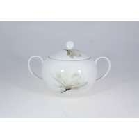 Biała porcelanowa waza Lubiana 2,70 l z serii 6474 Magnolia. Naczynie o obłym kształcie z dwoma uchwytami i pokrywką, ozdobione subtelnym motywem kwiatu