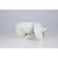 Biała waza porcelanowa Lubiana 6474 Magnolia o pojemności 2,70 l z dwoma uchwytami. Na korpusie i uchylonej pokrywce widoczny subtelny, szary motyw kwiatowy.
