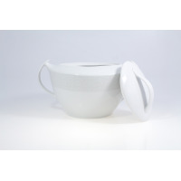 Biała porcelanowa waza Chodzież E745 Akcent o pojemności 3,00 l z ozdobnym szarym pasem o fakturze skóry. Widok z boku na naczynie z uchwytem i obok leżącą