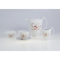 Porcelanowy zestaw kawowy Chodzież E604 Akcent z motywem magnolii. Komplet zawiera dzbanek, mlecznik, cukiernicę oraz filiżankę ze spodkiem na białym tle.
