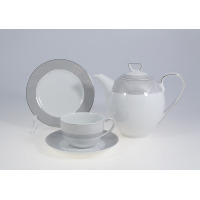 Garnitur do kawy E520 YVONNE marki Chodzież: biała porcelana z subtelnym wzorem szarych, poziomych linii na filiżance, spodku, talerzu i dzbanku z pokrywką.