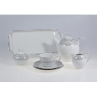 Garnitur do kawy Chodzież E520 YVONNE dla 12 osób: biała porcelana z delikatnym, szarym wzorem w paski, obejmująca dzbanek, cukiernicę, mlecznik oraz filiżanki.