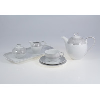 Porcelanowy zestaw kawowy E520 Yvonne marki Chodzież. Biała zastawa z subtelnym szarym wzorem w paski, obejmująca dzbanek, cukiernicę, mlecznik, filiżankę i