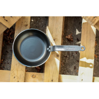 Patelnia DeBuyer CHOC Resto Induction 20 cm z czarną powłoką nieprzywierającą, widok z góry na drewnianym podłożu. Na rączce widoczne tłoczone logo de Buyer