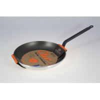 Patelnia DeBuyer CHOC Resto Induction 32 cm z powłoką nieprzywierającą. Widok z ukosa na aluminiowy korpus z czarną rączką i etykietą 5 Couches Layers.