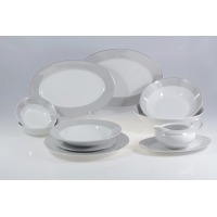 Serwis obiadowy Chodzież E520 YVONNE dla 12 osób. Biała porcelana z delikatnym, szarym wzorem w prążki na obrzeżach naczyń, w tym talerze, miski i sosjerka.