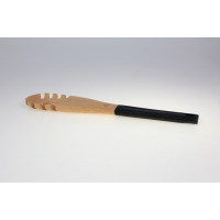 Drewniana łyżka do makaronu Gerlach Natur o długości 30 cm z charakterystycznymi zębami na końcówce oraz czarną, ergonomiczną rączką. Widok z boku na jasne