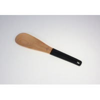 Łyżka kuchenna 30 cm NATUR marki Gerlach z jasnego drewna o wyraźnym usłojeniu, zakończona czarną, ergonomiczną rączką z otworem do zawieszenia. Widoczne logo