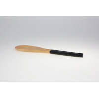Łyżka kuchenna 30 cm NATUR marki Gerlach z jasnego drewna o gładkiej fakturze, zakończona czarną, ergonomiczną rączką z otworem do zawieszenia, ujęta z profilu.