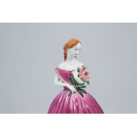 Porcelanowa figurka Markiza z manufaktury Ćmielów. Elegancka dama w bordowej sukni trzyma bukiet kwiatów, prezentując kunsztowne detale i klasyczny styl