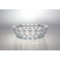 Salaterka kryształowa Bohemia DIAMOND o średnicy 32,5 cm. Przezroczyste naczynie o geometrycznym, diamentowym szlifie, widoczne z profilu na jasnym tle.