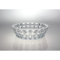 Salaterka kryształowa Bohemia DIAMOND o średnicy 32,5 cm. Przezroczyste naczynie z geometrycznym, diamentowym szlifem, widoczne w ujęciu z profilu na jasnym