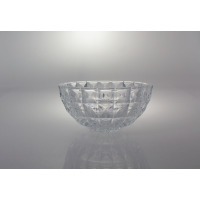 Salaterka kryształowa Bohemia DIAMOND o średnicy 28 cm. Przezroczyste naczynie z geometrycznym, diamentowym szlifem, widoczne na jasnym tle z wyraźnym odbiciem.