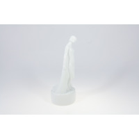 Biała porcelanowa figurka Kobieta Upadła marki Ćmielów. Smukła postać z opuszczoną głową, ukazana z profilu na jasnym tle, prezentuje elegancki styl kolekcji.