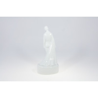 Porcelanowa figurka Kobieta Upadła marki Ćmielów z kolekcji ekskluzywnej. Widok z tyłu na białą, gładką rzeźbę przedstawiającą postać kobiecą w długiej sukni.