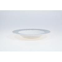 Talerz głęboki 22 cm z kolekcji MIX & MATCH Cosmopolitan od Ćmielów Design Studio. Biała porcelana z subtelnym, szarym wzorem w paski na szerokim kołnierzu.