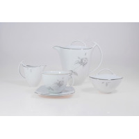 Garnitur do kawy E758 AKCENT marki Chodzież. Biała porcelana z delikatnym motywem szarej róży i srebrnym wykończeniem, obejmująca dzbanek, cukiernicę, mlecznik