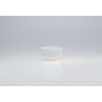 Biała, porcelanowa miska okrągła 8 cm z serii CLASSIC marki Lubiana. Minimalistyczna salaterka o gładkiej powierzchni, ustawiona centralnie na jasnym tle z