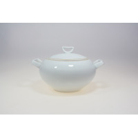 Biała porcelanowa waza z serwisu obiadowego Chodzież Yvonne 3604. Naczynie o klasycznym, obłym kształcie z dwoma uchwytami i pokrywką, zdobione delikatną linią.