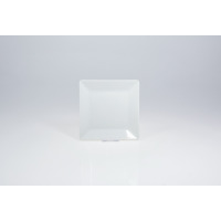 Biały talerz kwadratowy 14,8 cm z serii CLASSIC marki Lubiana. Minimalistyczne naczynie z porcelany o gładkiej powierzchni, ustawione na podstawce w widoku