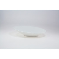 Biała patera skośna RITA marki Lubiana o średnicy 30 cm. Elegancka, porcelanowa salaterka o nowoczesnym, asymetrycznym kształcie, ukazana z profilu na jasnym