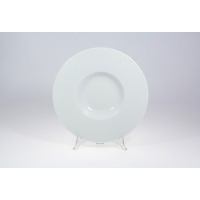 Biały talerz do deseru WERSAL marki Lubiana o średnicy 27 cm. Klasyczna porcelana z szerokim rantem i głębszym środkiem, wyeksponowana na przezroczystym