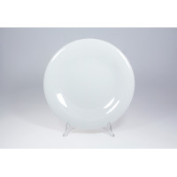Biały talerz płytki Jupiter marki Lubiana o średnicy 28 cm. Klasyczna, minimalistyczna porcelana w połysku, ustawiona na przezroczystym stojaku, widok od