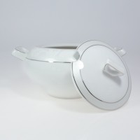 Biała porcelanowa waza Chodzież E373 Yvonne o pojemności 3,00 l z delikatnym tłoczonym wzorem przy krawędzi i srebrnym zdobieniem, widoczna z uchyloną pokrywką.