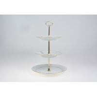 Trzypoziomowa etażerka Chodzież Iwona B014 ze złotą linią. Białe porcelanowe talerze o falistych brzegach połączone eleganckim, błyszczącym metalowym stelażem.