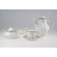 Garnitur do kawy Ćmielów E361 Bolero dla 6 osób. Biała porcelana z delikatnym srebrnym zdobieniem, obejmująca dzbanek, cukiernicę, mlecznik oraz filiżankę ze
