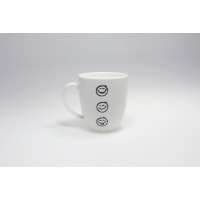 Biały porcelanowy kubek Lubiana 380 ml z serii Silna wola. Na boku naczynia widnieją trzy czarne ikony uśmiechniętych buziek z różnymi wyrazami twarzy.
